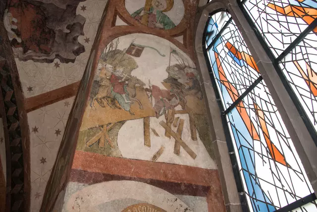 Kirchenfenster und Fresken an der Wand