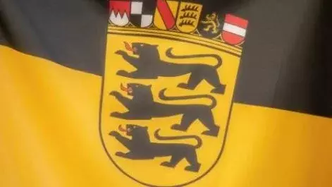 Auf diesem Bild ist die Flagge von Baden-Württemberg zu sehen. 